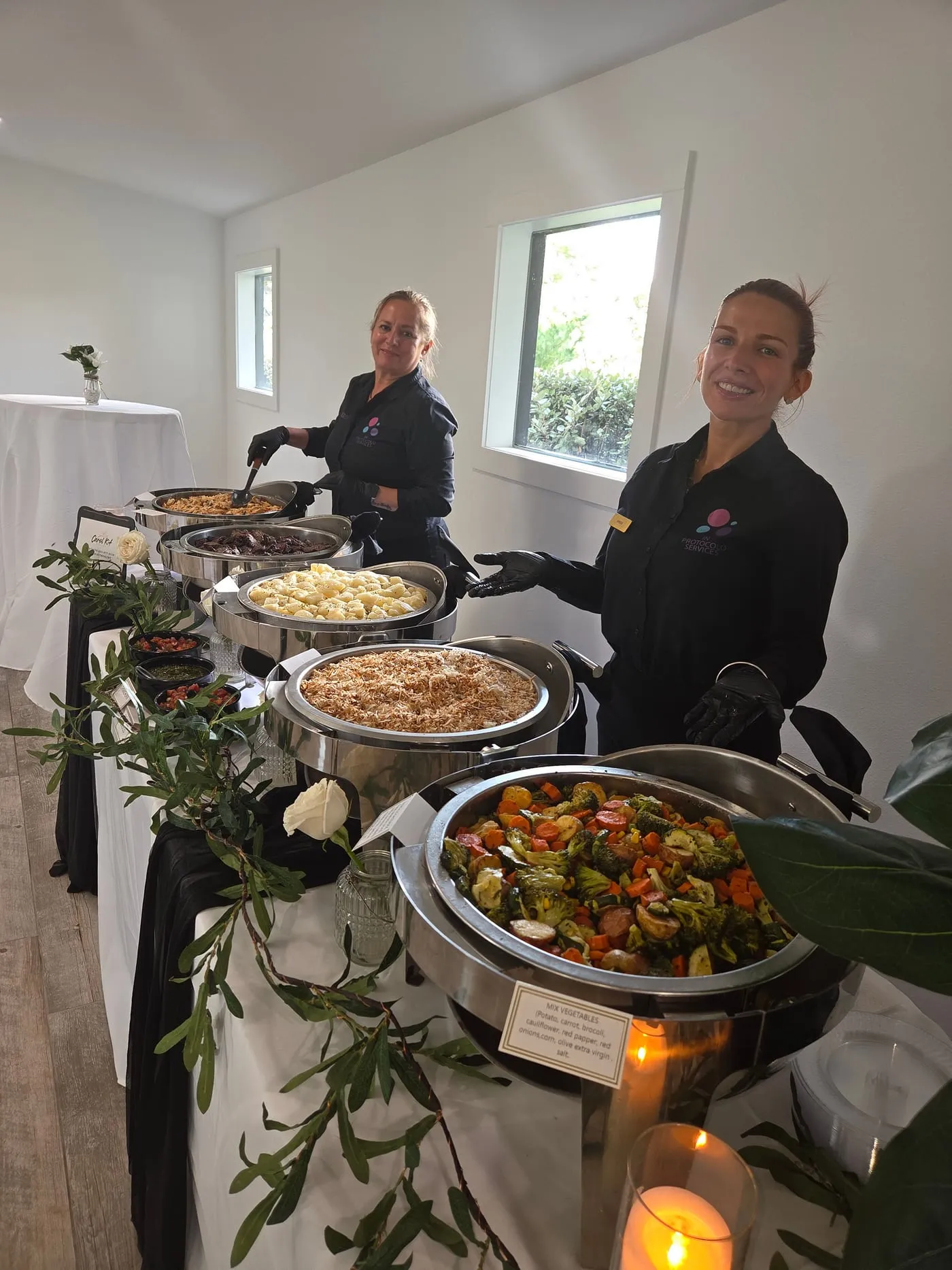 Equipo de servicio junto a las estaciones de comida caliente