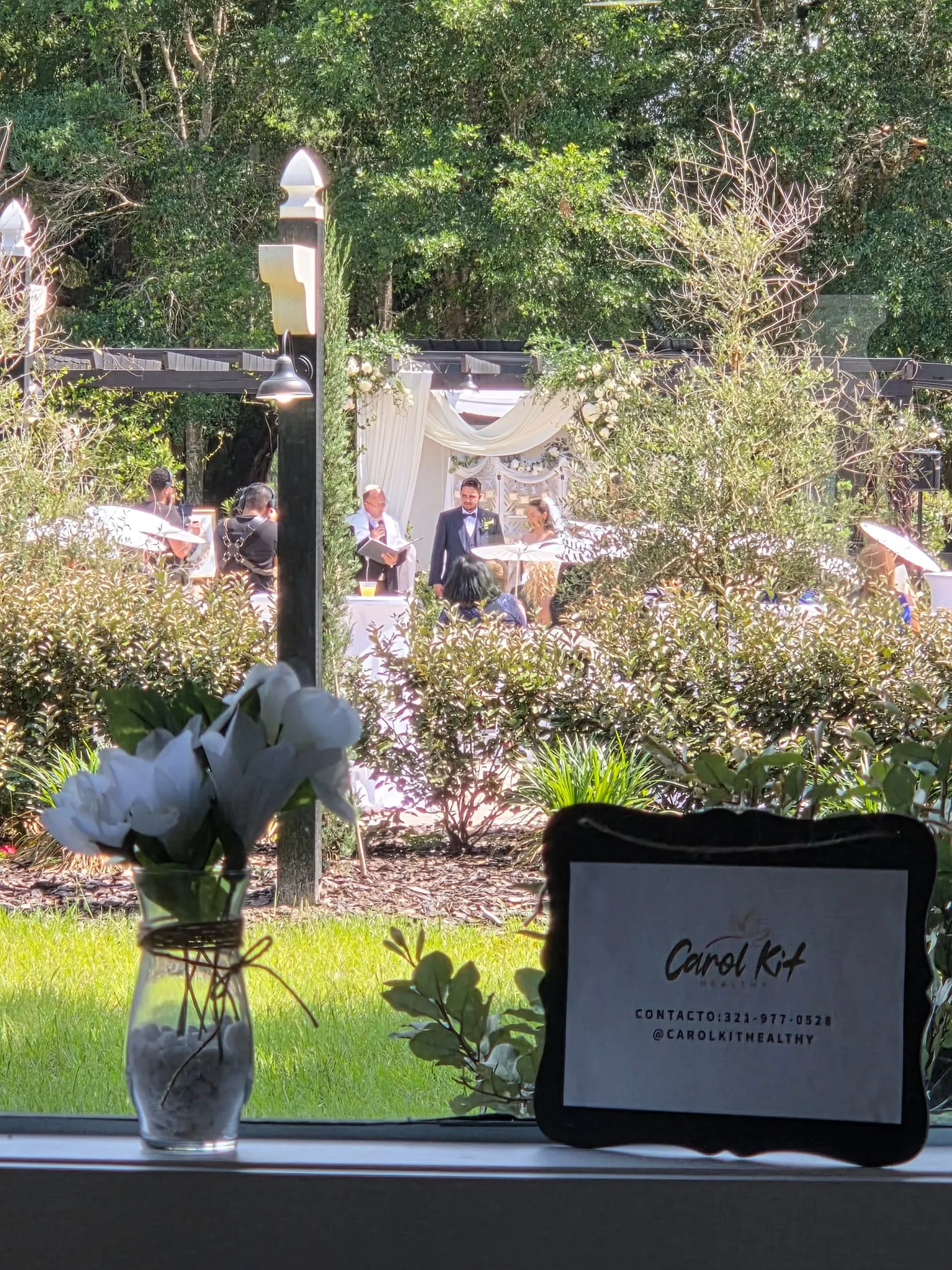 Ceremonia al aire libre atendida por Carol Kit Healthy