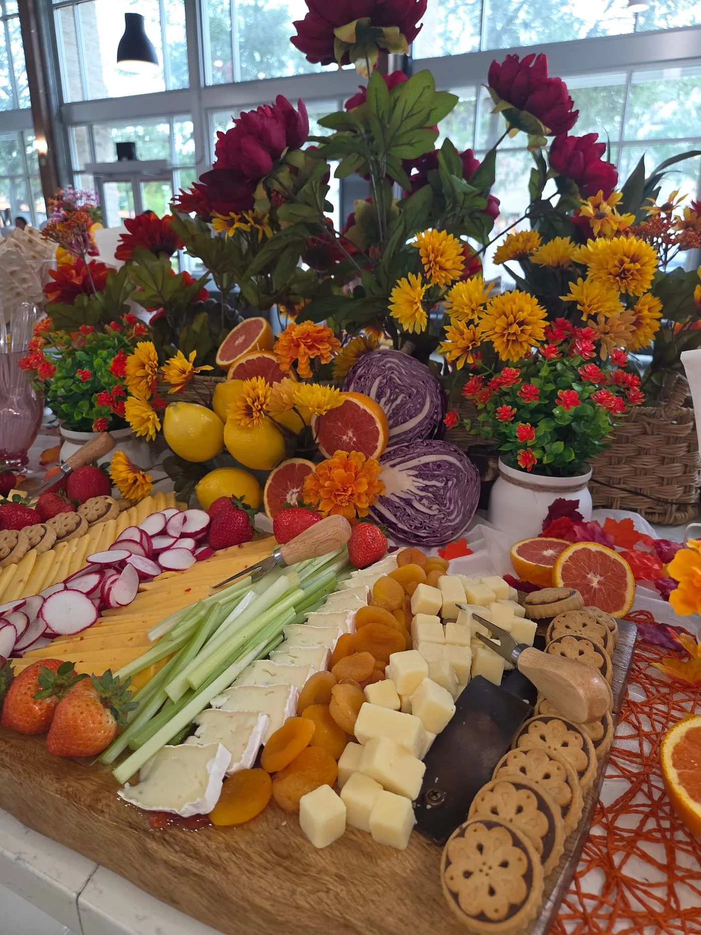 Tabla de vegetales frescos, frutas y quesos