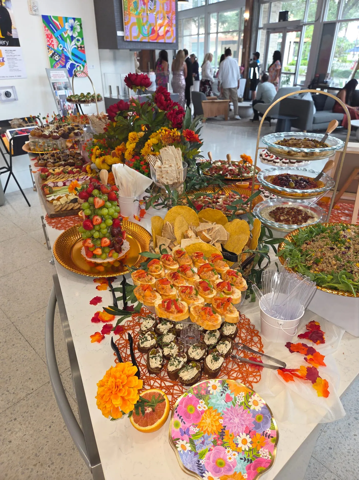 Buffet saludable montado en una oficina