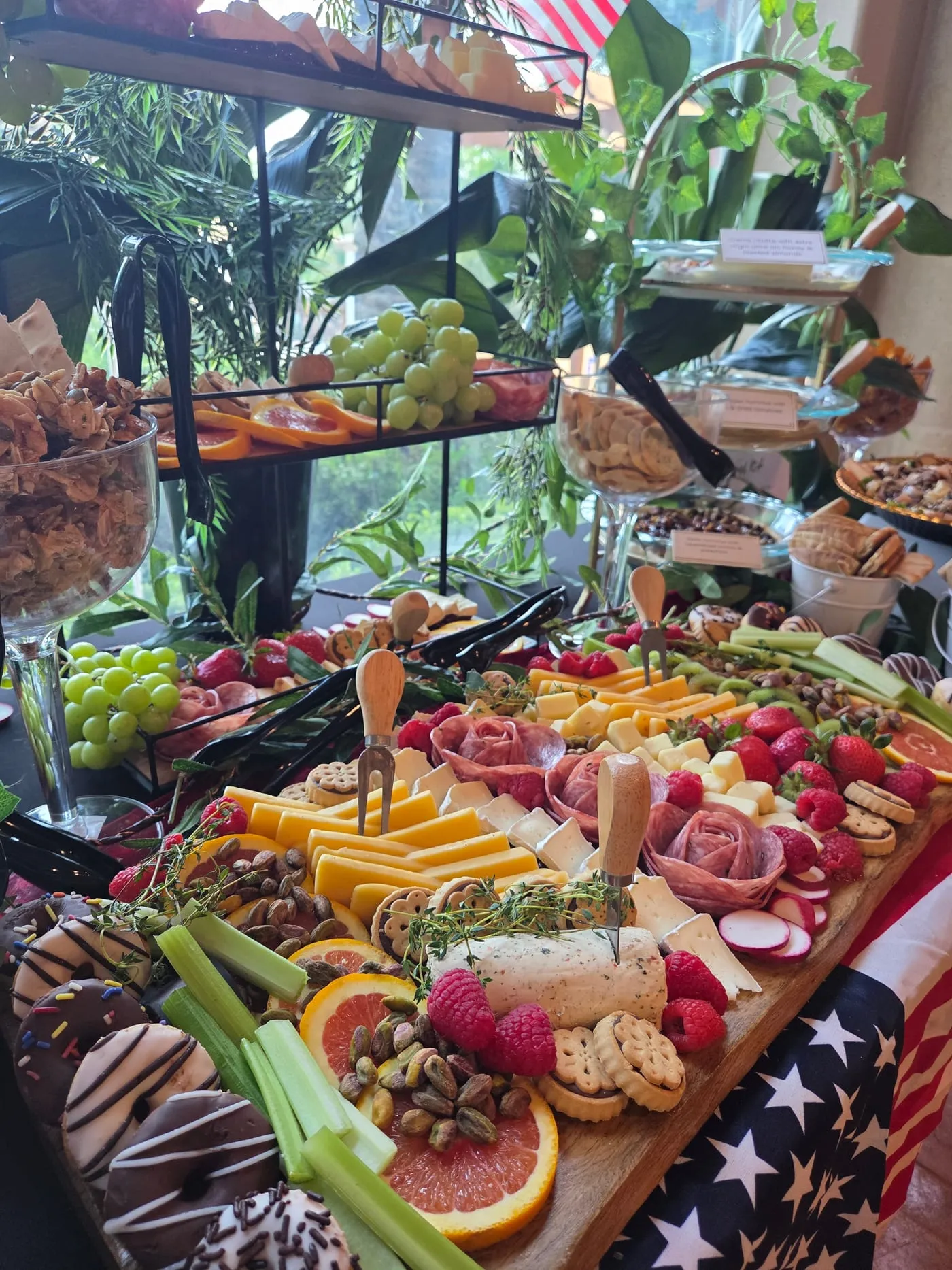 Selección de frutas, quesos y vegetales
