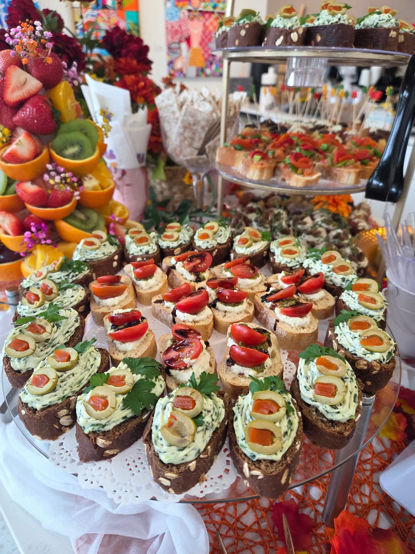 Canapés de pan integral con aceitunas y tomate cherry
